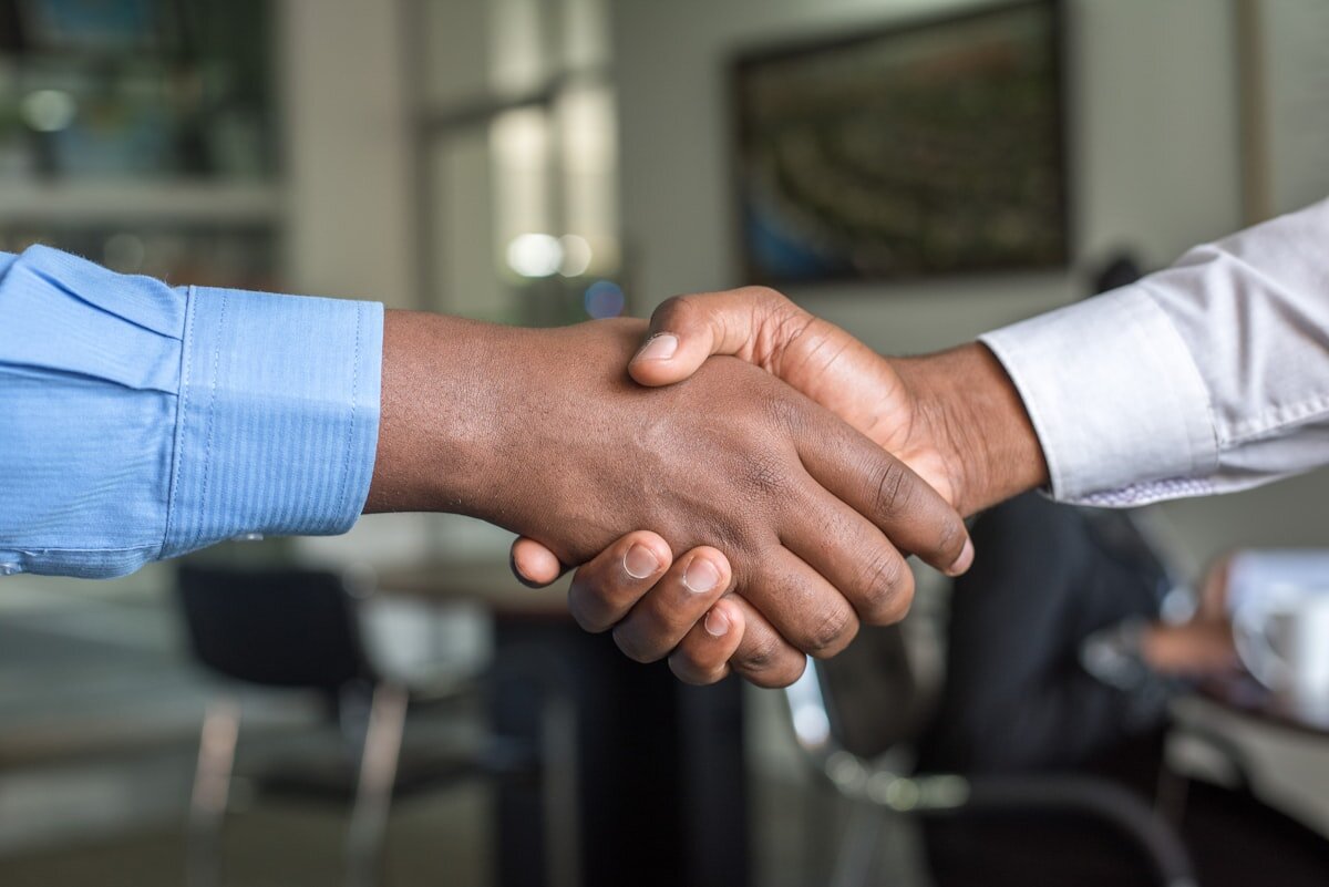Dos manos unidas en un gesto de confianza y acuerdo mutuo