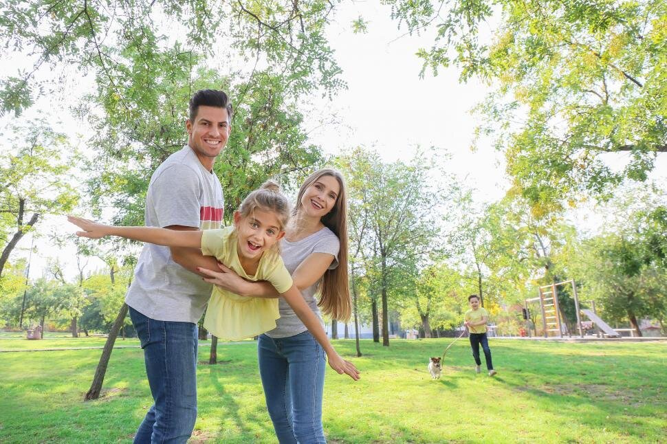 Padres e hijos jugando juntos, imagen de armonía familiar