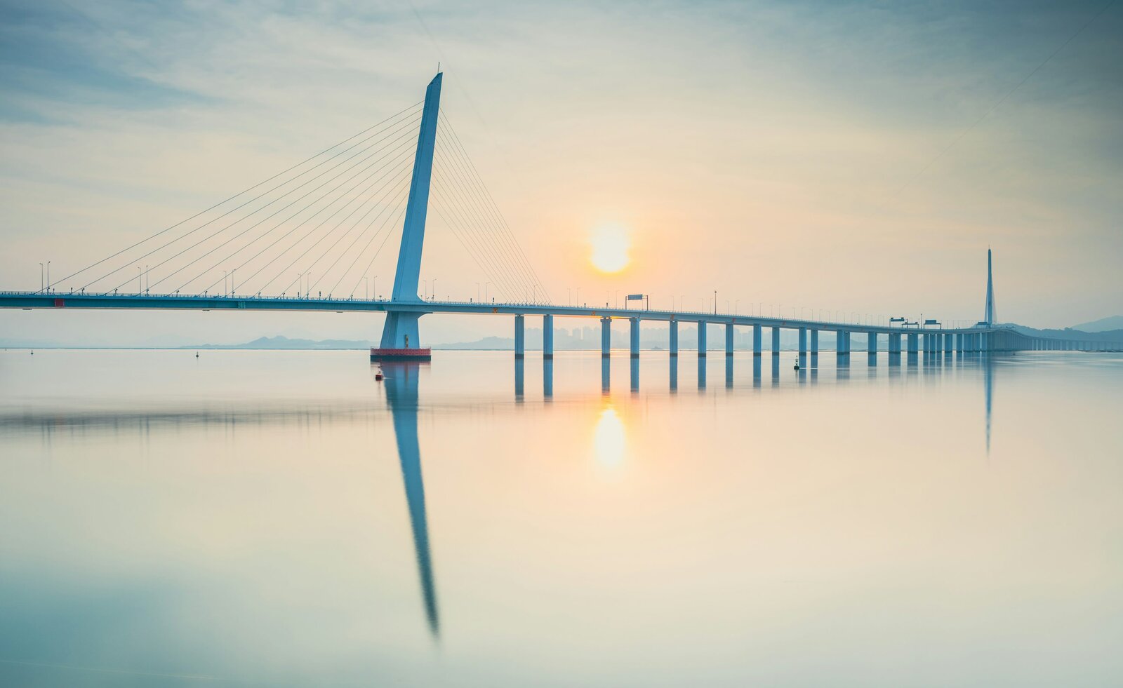Un puente sobre agua, representando la superación de obstáculos y la conexión en tiempos difíciles.
